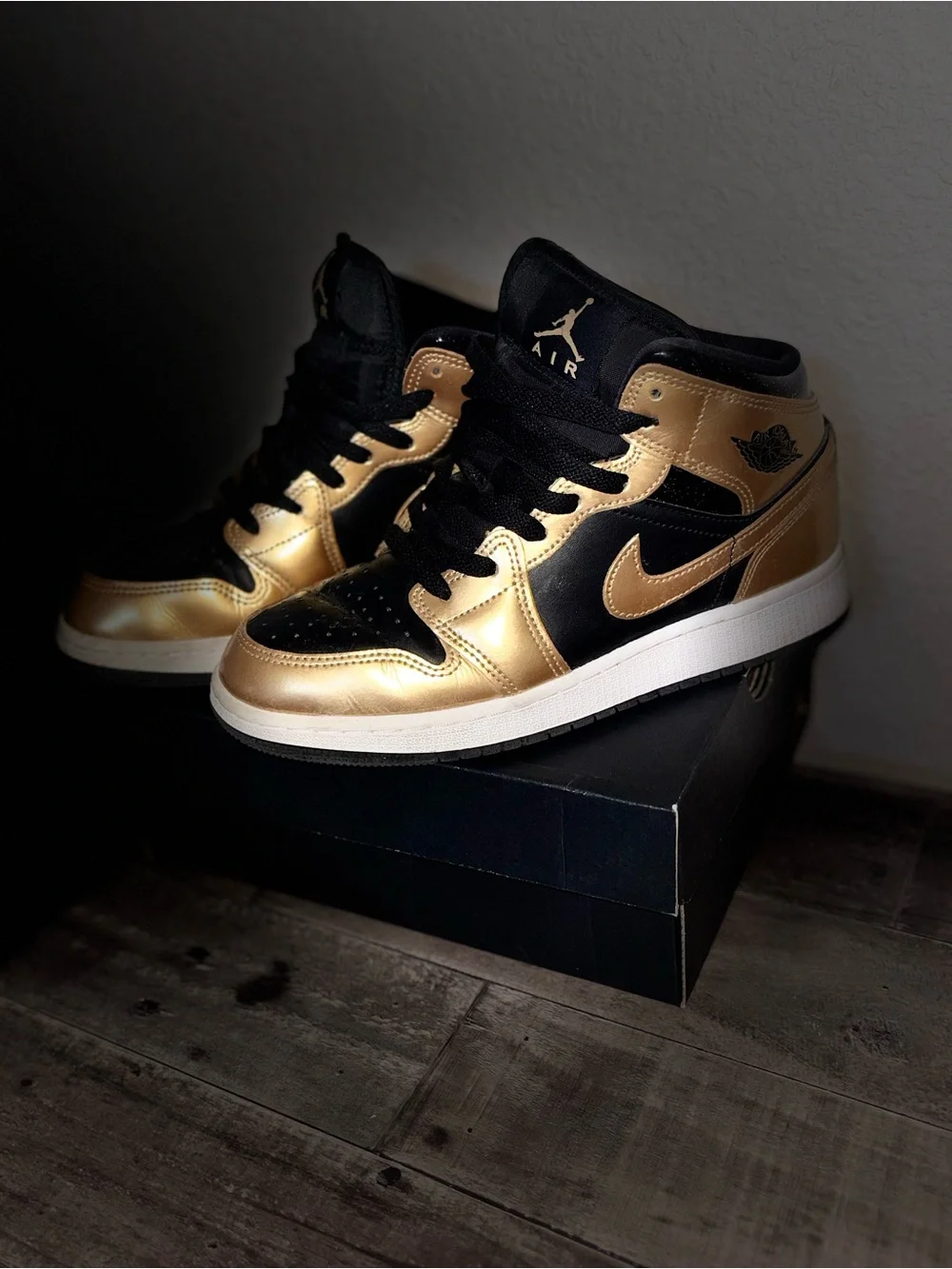 Nike Air Jordan 1 Mid - Black & Metallic Gold- Youth 5